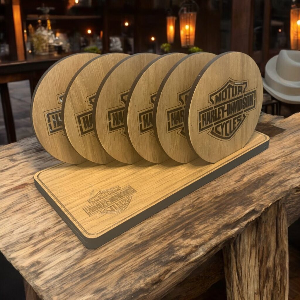 EXCLUSIEVE HANDGEMAAKTE EIKENHOUTEN ONDERZETTERS ROUND - SET VAN 6 HARLEY-DAVIDSON “BAR END SHIELD” CUT
