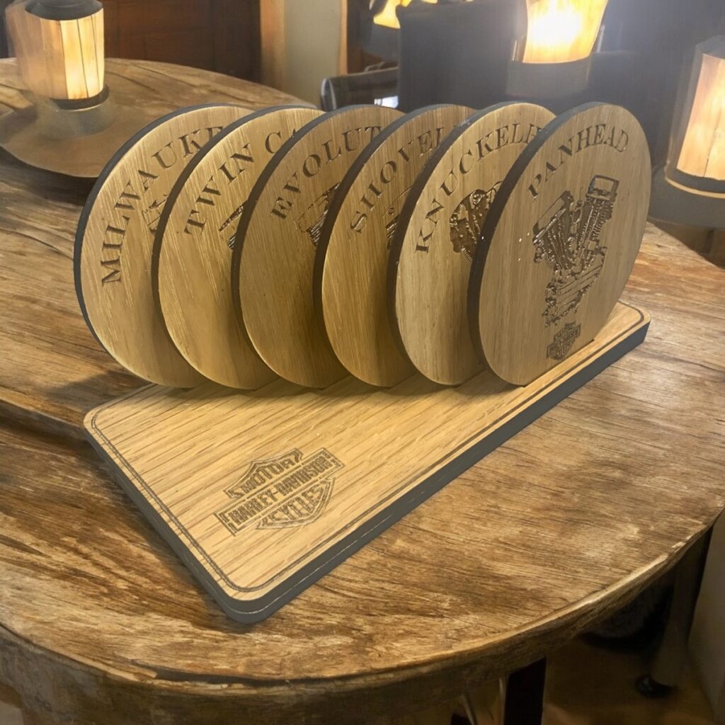 EXCLUSIEVE HANDGEMAAKTE EIKENHOUTEN ONDERZETTERS ROUND - SET VAN 6 HARLEY-DAVIDSON “ENGINES”