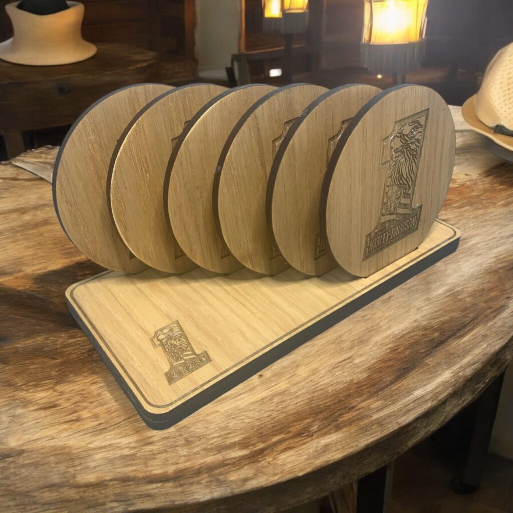 EXCLUSIEVE HANDGEMAAKTE EIKENHOUTEN ONDERZETTERS ROUND - SET VAN 6 HARLEY-DAVIDSON “ONE”