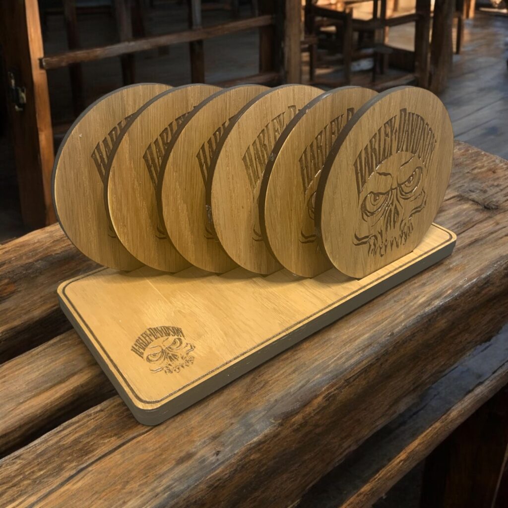 EXCLUSIEVE HANDGEMAAKTE EIKENHOUTEN ONDERZETTERS ROUND - SET VAN 6 HARLEY-DAVIDSON “SKULL”