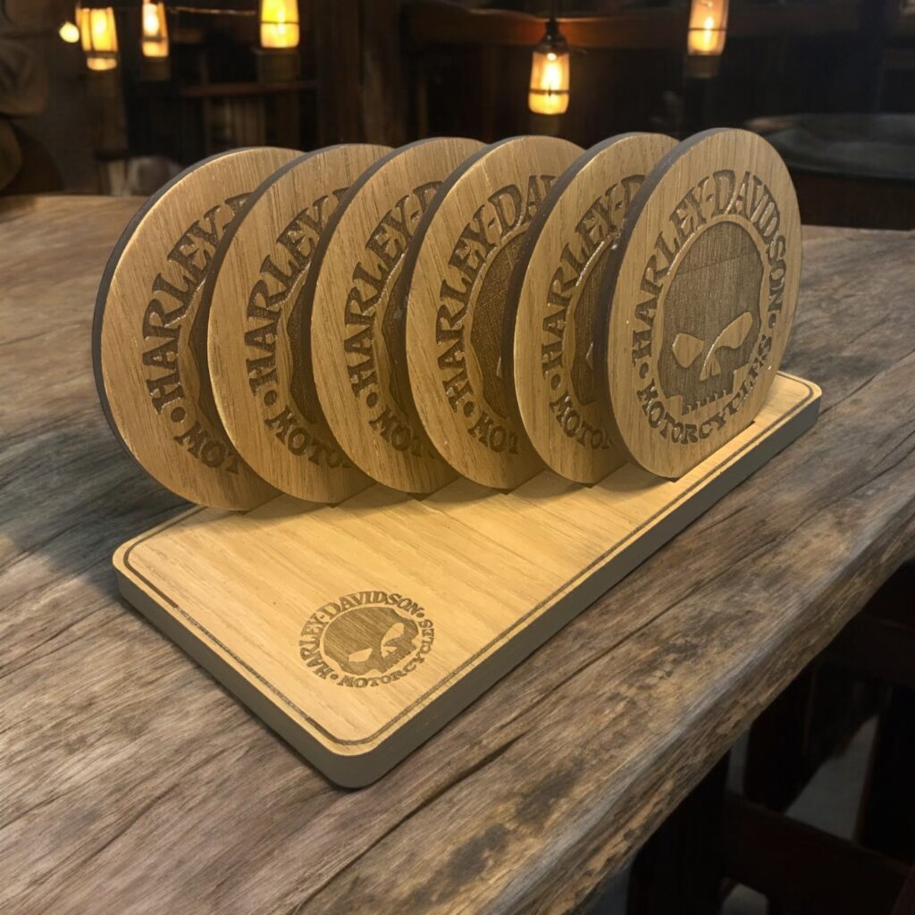 EXCLUSIEVE HANDGEMAAKTE EIKENHOUTEN ONDERZETTERS ROUND - SET VAN 6 HARLEY-DAVIDSON “WILLY G SKULL”
