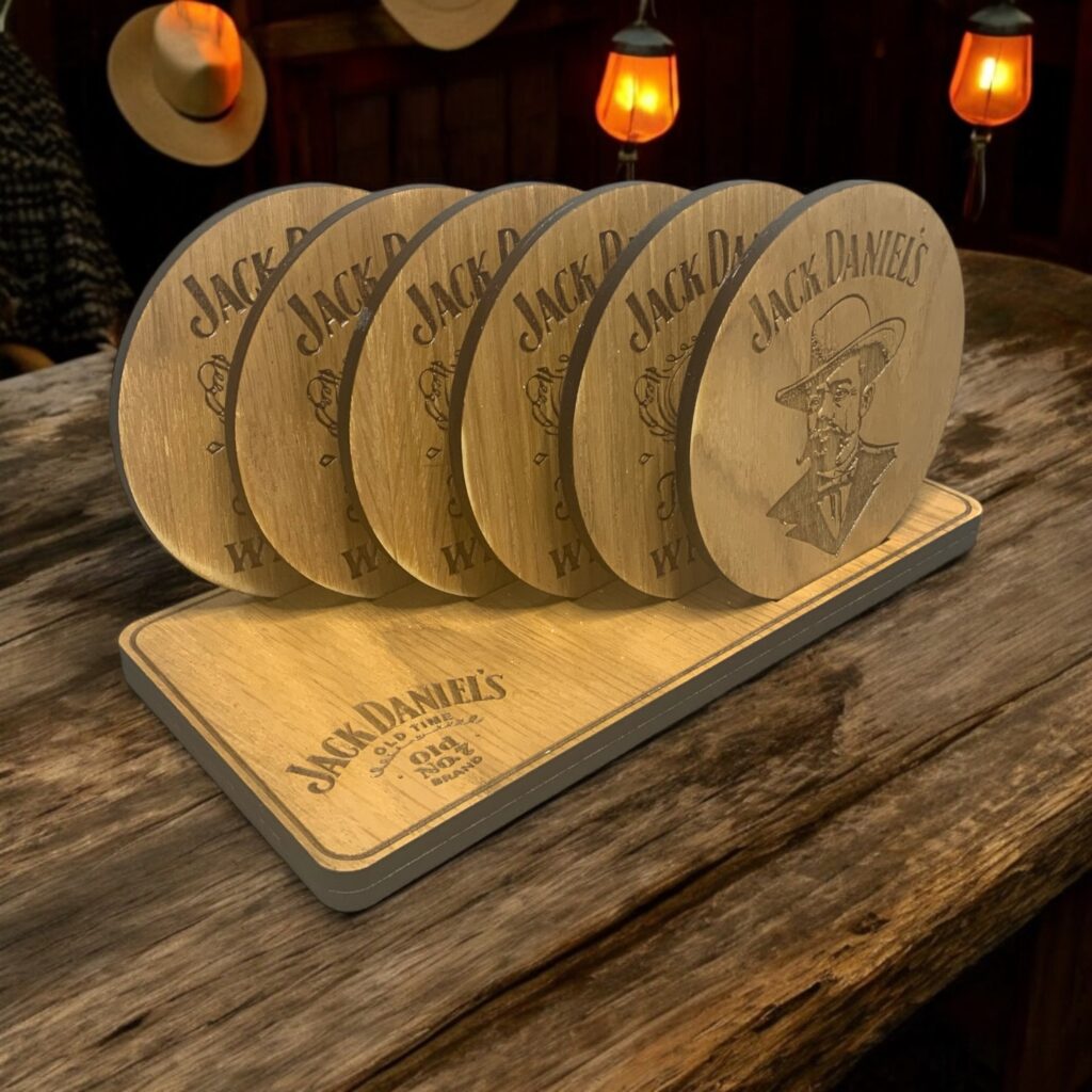 EXCLUSIEVE HANDGEMAAKTE EIKENHOUTEN ONDERZETTERS ROUND - SET VAN 6 JACK DANIËLS “JACK DANIËL”