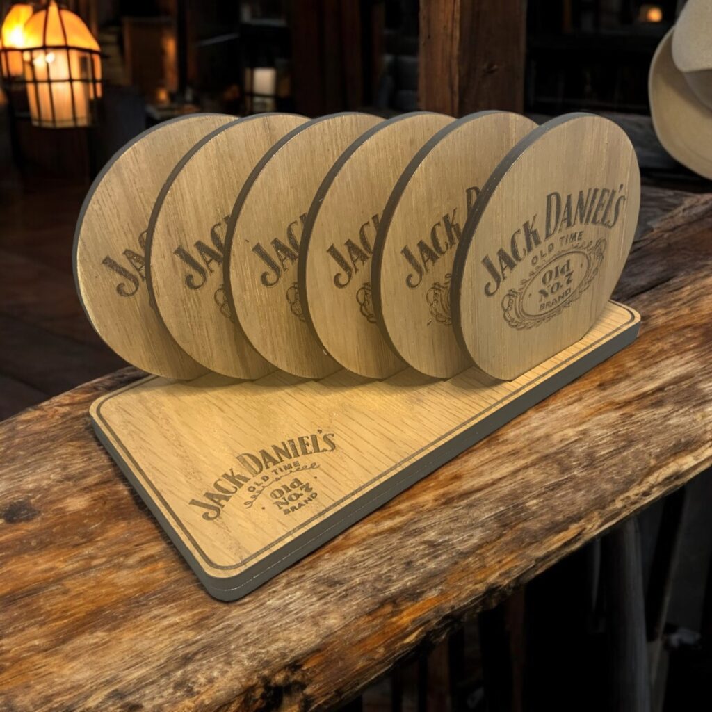 EXCLUSIEVE HANDGEMAAKTE EIKENHOUTEN ONDERZETTERS ROUND - SET VAN 6 JACK DANIËLS LOGO