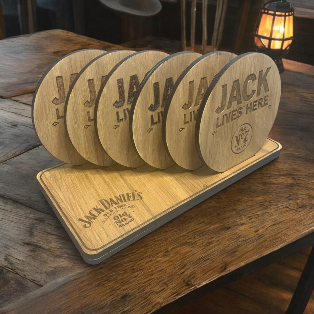 EXCLUSIEVE HANDGEMAAKTE EIKENHOUTEN ONDERZETTERS ROUND - SET VAN 6 JACK DANIËLS “JACK LIVES HERE”