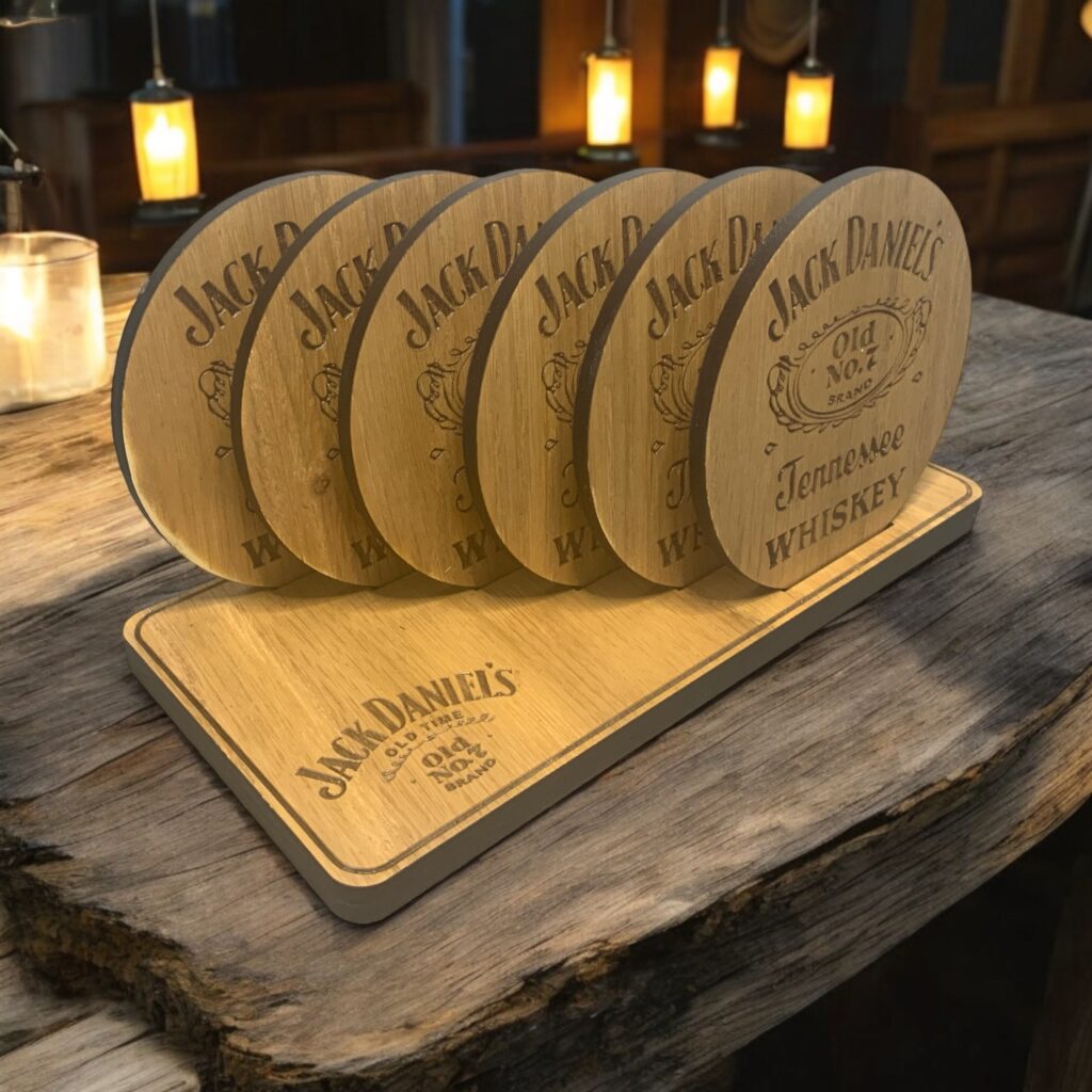 EXCLUSIEVE HANDGEMAAKTE EIKENHOUTEN ONDERZETTERS ROUND - SET VAN 6 JACK DANIËLS LOGO “TENNESSEE WHISKEY”