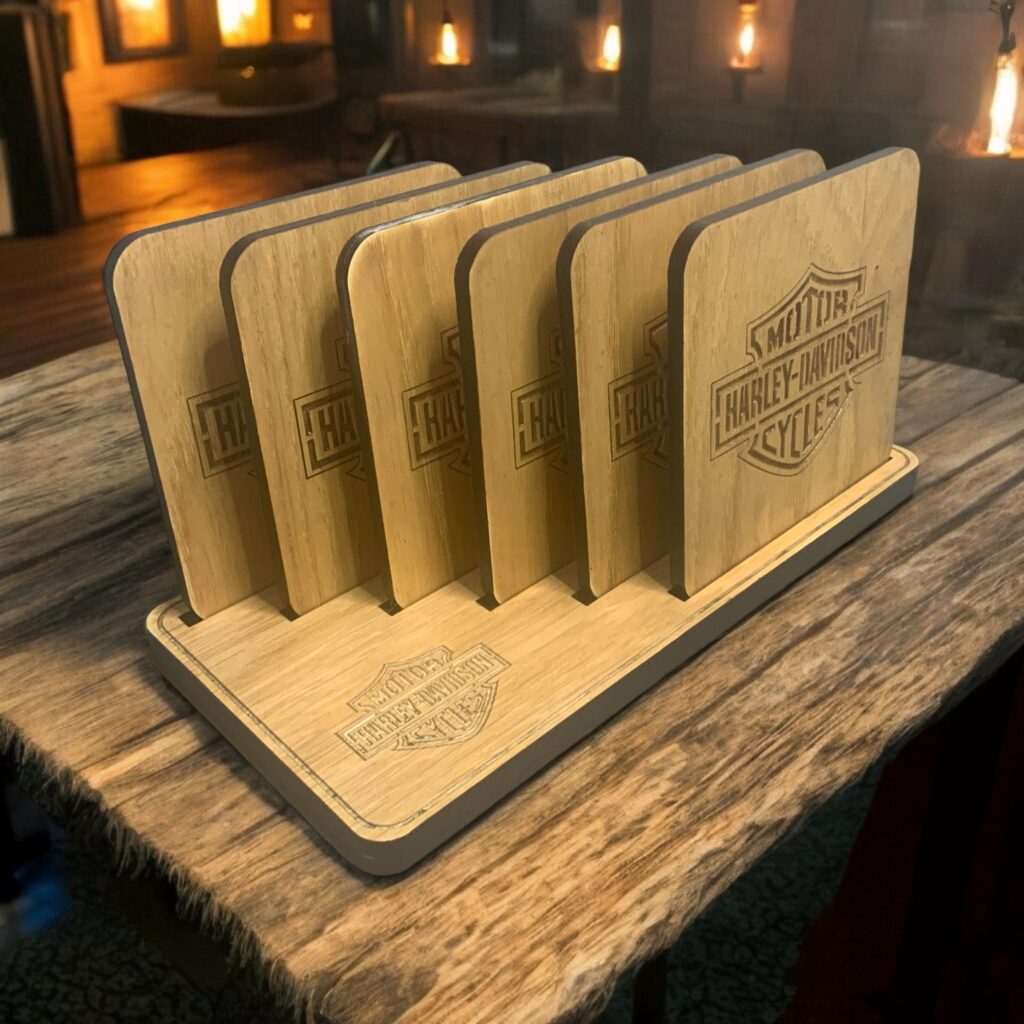 EXCLUSIEVE HANDGEMAAKTE EIKENHOUTEN ONDERZETTERS SQUARE - SET VAN 6 HARLEY-DAVIDSON “BAR AND SHIELD”