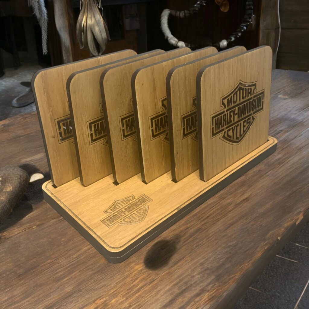 EXCLUSIEVE HANDGEMAAKTE EIKENHOUTEN ONDERZETTERS SQUARE - SET VAN 6 HARLEY-DAVIDSON “BAR AND SHIELD” CUT