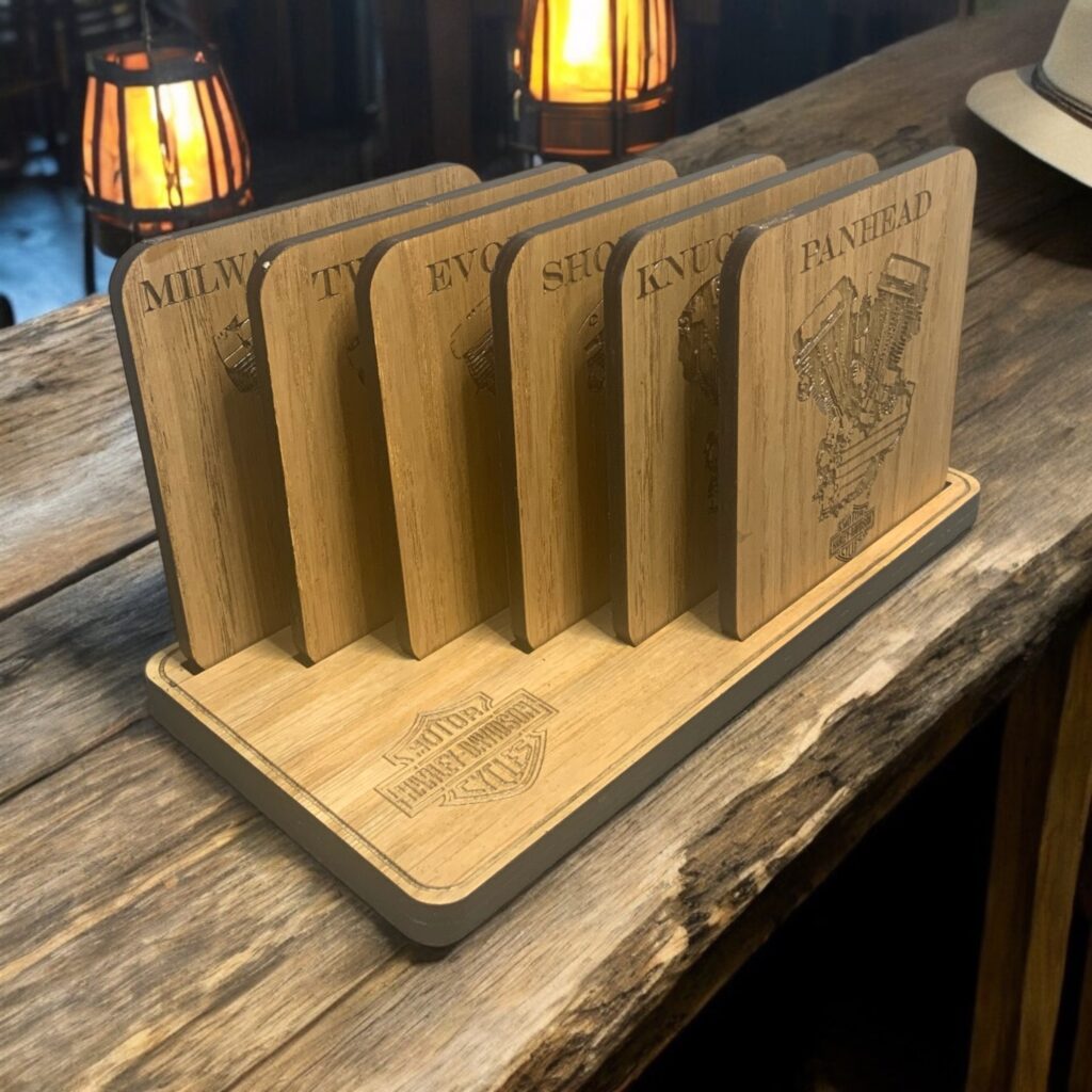 EXCLUSIEVE HANDGEMAAKTE EIKENHOUTEN ONDERZETTERS SQUARE - SET VAN 6 HARLEY-DAVIDSON “ENGINES’