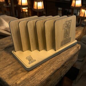 EXCLUSIEVE HANDGEMAAKTE EIKENHOUTEN ONDERZETTERS SQUARE - SET VAN 6 HARLEY-DAVIDSON “ONE”