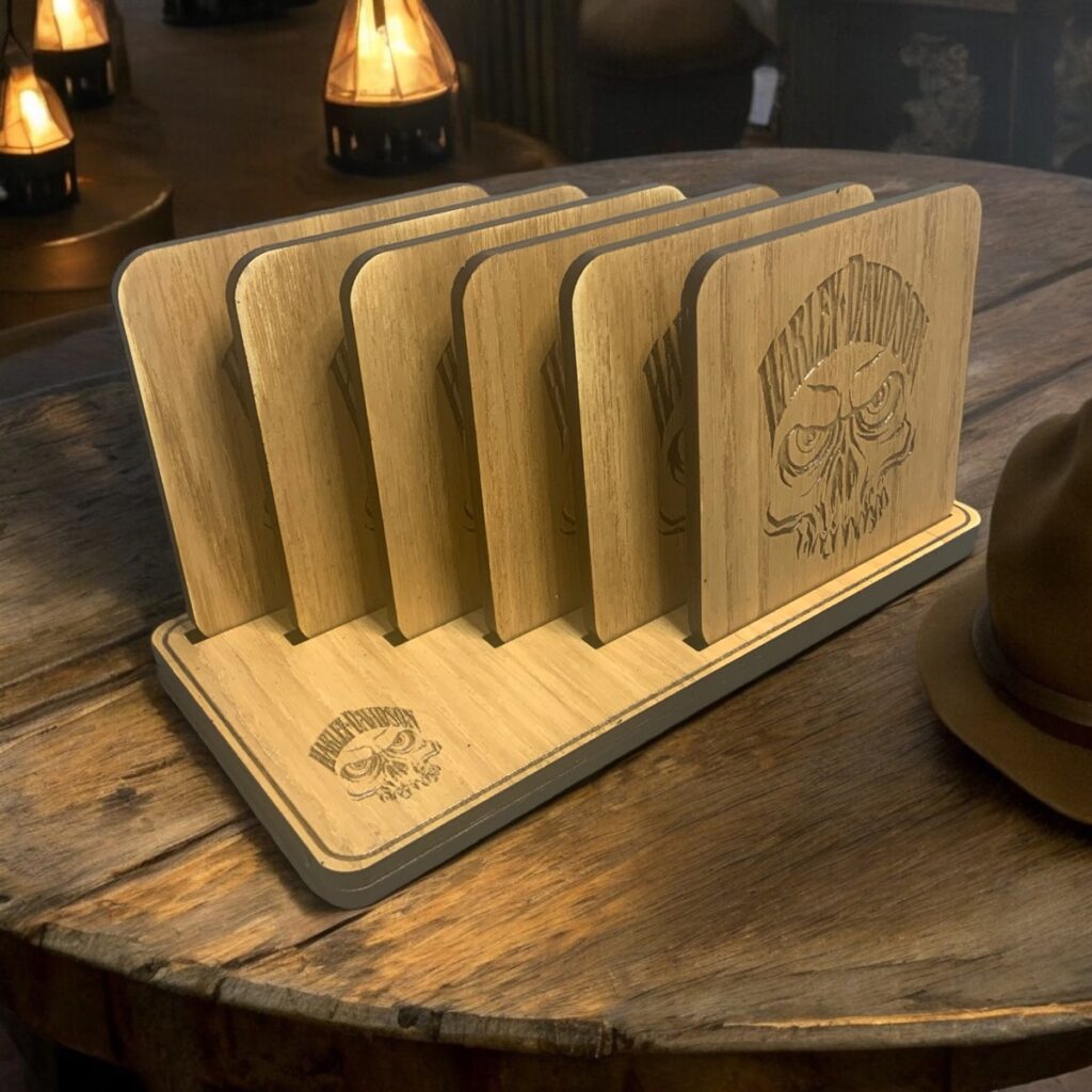EXCLUSIEVE HANDGEMAAKTE EIKENHOUTEN ONDERZETTERS SQUARE - SET VAN 6 HARLEY-DAVIDSON “SKULL”
