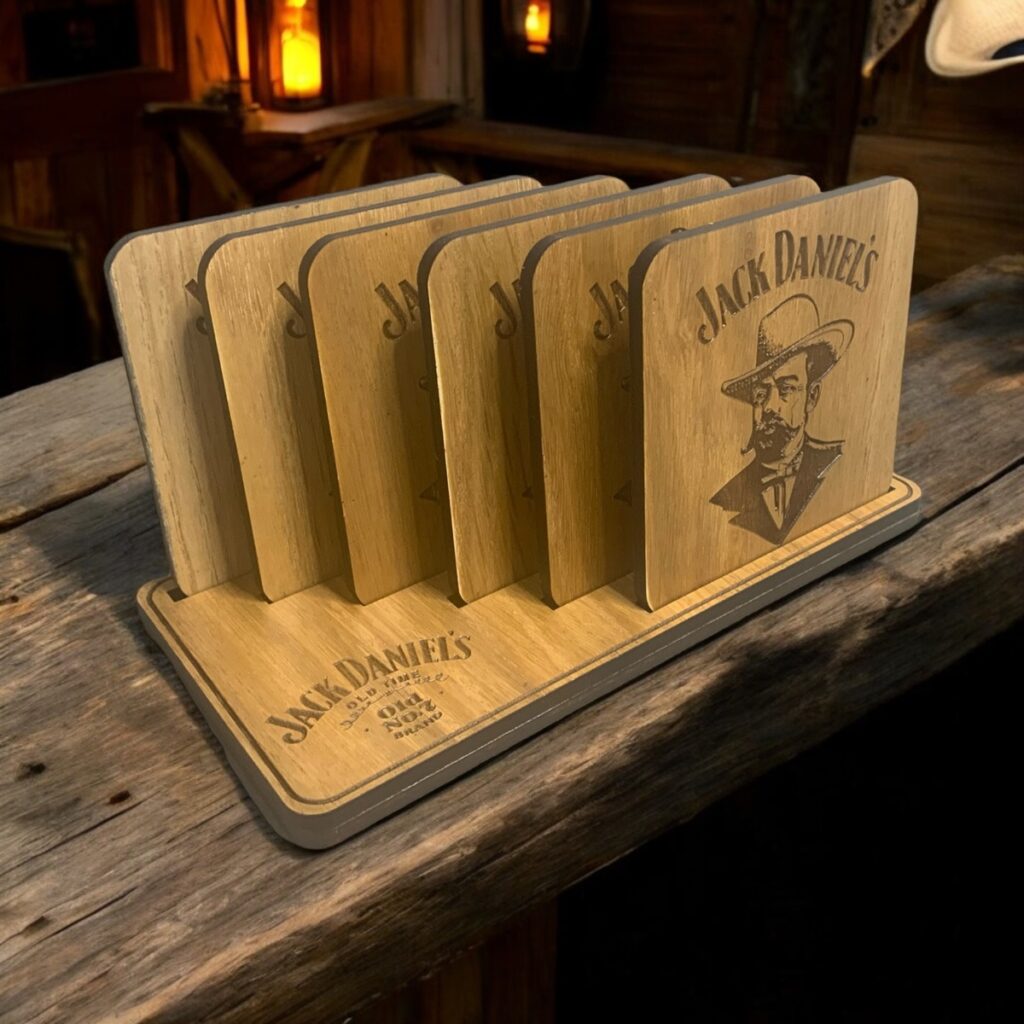 EXCLUSIEVE HANDGEMAAKTE EIKENHOUTEN ONDERZETTERS SQUARE - SET VAN 6 JACK DANIËLS “JACK DANIËL”