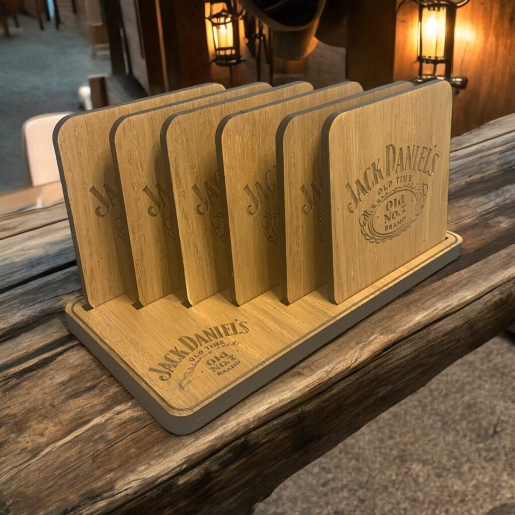 EXCLUSIEVE HANDGEMAAKTE EIKENHOUTEN ONDERZETTERS SQUARE - SET VAN 6 JACK DANIËLS LOGO