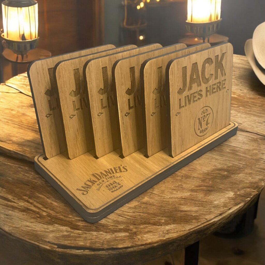 EXCLUSIEVE HANDGEMAAKTE EIKENHOUTEN ONDERZETTERS SQUARE - SET VAN 6 JACK DANIËLS “JACK LIVES HERE”