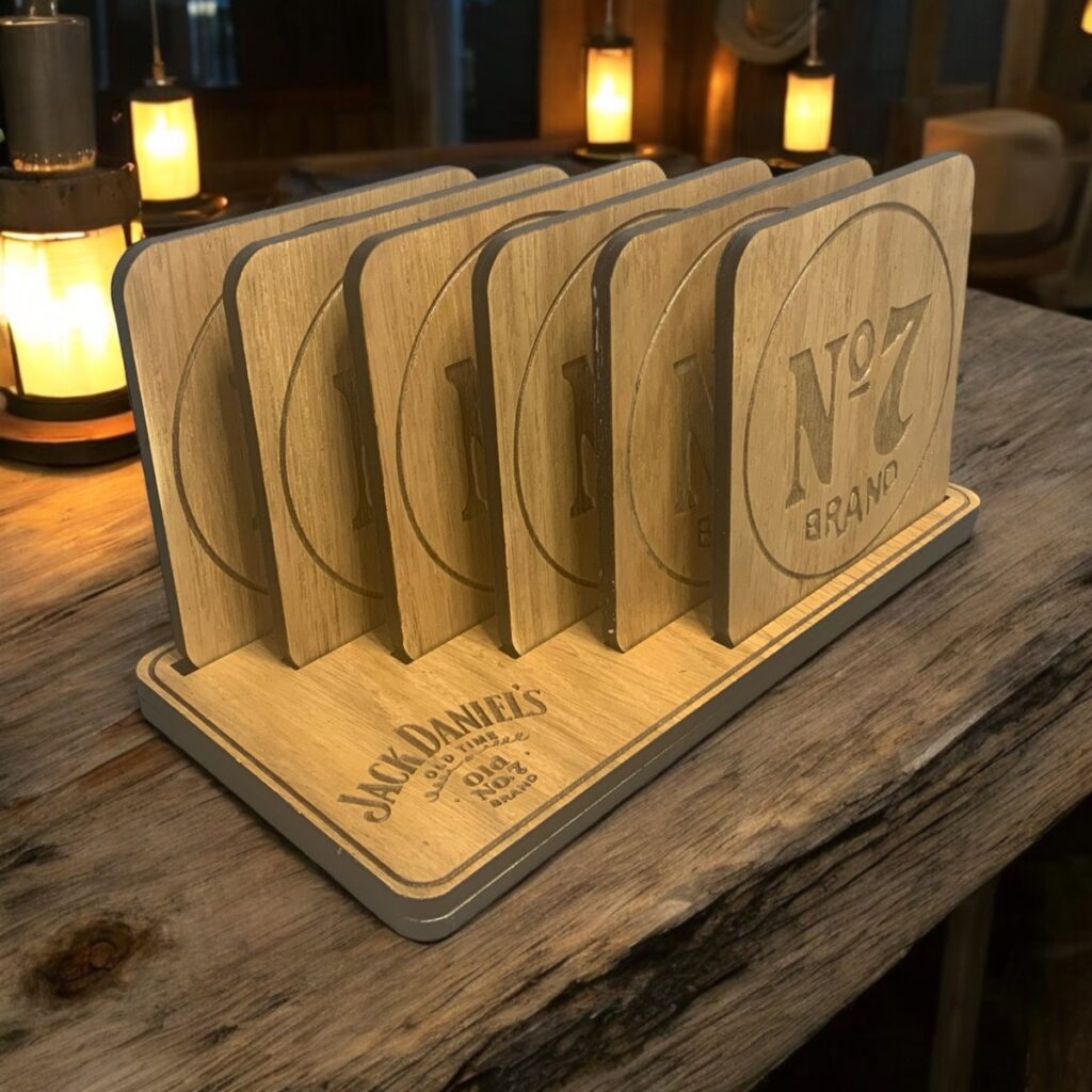 EXCLUSIEVE HANDGEMAAKTE EIKENHOUTEN ONDERZETTERS SQUARE - SET VAN 6 JACK DANIËLS “No7 BRAND”