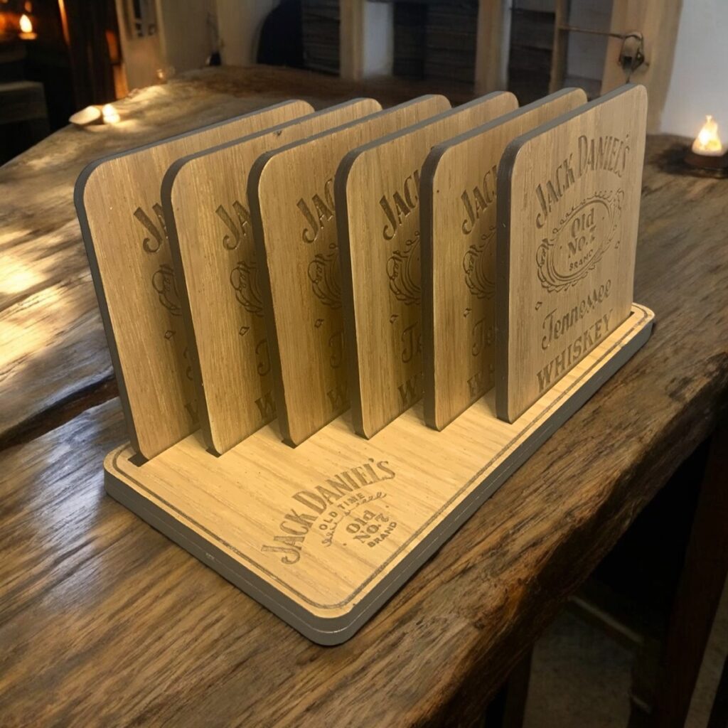 EXCLUSIEVE HANDGEMAAKTE EIKENHOUTEN ONDERZETTERS SQUARE - SET VAN 6 JACK DANIËLS LOGO “TENNESSEE WHISKEY”