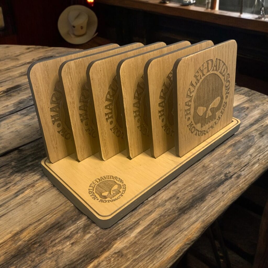 EXCLUSIEVE HANDGEMAAKTE EIKENHOUTEN ONDERZETTERS SQUARE - SET VAN 6 HARLEY-DAVIDSON “WILLY G SKULL”